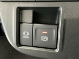 【オートブレーキホールド・電子パーキング】ホールド機能がONになっている状態でクルマが停止すると自動でブレーキが作動!知らずうちにブレーキが緩んでしまった時、運転で足が疲れた時などに役立ちます♪