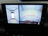 【パノラマモニター】上からの映像を表示。前後左右のカメラで合成し、運転席からの目視だけでは確認しにくい状況をリアルタイムで見晴らせます