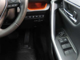 オートマチックハイビームとは、先行車や対向車のライトを認識し、ハイビームとロービームを自動で切り替える機能です。夜道の視界を確保します。詳細は販売店スタッフまでおたずねください。