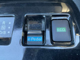 アクセルペダルだけで加減速をコントロールするe-Pedalにクリープ機能を採用し、使いやすさを高めました。右側は、走行モードのECOモードONスイッチです。加速がマイルドになり電費がよくなります。