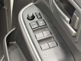 【パワーウィンドウ集中スイッチ】運転席のパワーウィンドスイッチ位置には運転以外の窓の開閉・ロック機能も付いています