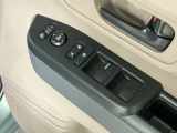 運転席のスイッチで全てのウィンドウの開閉操作を行うことができます。ロックボタンをONにしておくと、運転席以外のウィンドウは作動しないのでお子様を乗せているときなども安心ですね♪