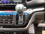シフトはインパネシフト、パーキングブレーキは電子制御なので運転席と助手席の間はすっきりしています。