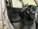ベンチシート形状で足元も含め広々ゆったり座っていただけます。運転席側に装備してますセンターコンソールボックスを利用頂くとセパレートしてリラックス、ベンチにして開放的に2タイプお好みに合わせ使えます。