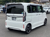 狭い駐車場でも、スライドドアならチャイルドシートへのお子さまの乗降や荷物の積載もスムーズ。とても便利な【両側電動スライドドア】ドアハンドを少し引くだけでリアドアが自動開閉します。