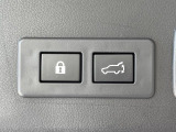 【パワーバックドア】スマートキーや運転席のボタンを押すだけでリアゲートが自動で開閉します!荷物を持っている時や、高い位置にあるバックドアを閉める際に便利な機能です♪
