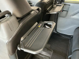 【格納式シートバックテーブル】車内でのお食事などで活躍♪カップホルダーも備えています。
