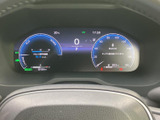 速度やシフト位置、航続可能距離などの情報がメーター内に集約され、運転中に必要な表示を確認しやすいレイアウトです。表示が整理されており、日常の走行時にも視線移動を抑えて情報を把握できます。