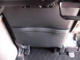 助手席背面下部には、車検証入れや雑誌等が収納できる大型ポケットがあります。