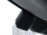 前方だけでなく後方もしっかり記録できる純正ドラレコ。日常の運転から遠出まで、心強い存在です。