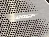 BOSEサウンドシステムを搭載。「良い音を出す」ではなく、その車種のごとに特徴を計算(車種専用設計)し、「反響音」を作り出すことによってどの座席でも自分中心で音が聴こえ、「心地よい空間」を作り出します。