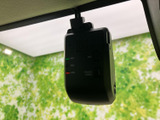 車内にドライブレコーダーが備わり、運転中の状況を記録する装備として日々の移動をサポートします。ランプやボタンが本体にまとまり、状態も確認しやすい配置です。