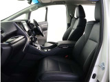 高いホールド性で運転姿勢が安定します。長距離ドライブでも疲れにくいのが魅力です。快適なドライビングライフをお送りください♪