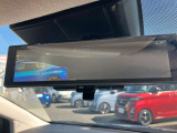 スマートルームミラー◆積載物などで、さえぎられがちなルームミラーの後方視界。車内状況に関わらず車両後方にあるカメラの映像をルームミラーに映し出します!もちろん夜や悪天降雨でもクリアな後方視界を確保!