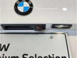 スタイリッシュに研ぎ澄まされたリアビュー。LEDライトがより引き締まったスタイルを実現。急ブレーキ時にはハザードランプ自動点灯し後続車への注意を促します。