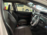 運転席の画像です。足元やシートまわりに余裕があり、リラックスした姿勢で運転が可能です。視界も良好で操作系へのアクセスもしやすく、快適で安心感のあるドライブをサポートします。