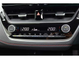 運転席と助手席、それぞれ温度調節ができ、オールシーズン快適なオートエアコンとなっております!