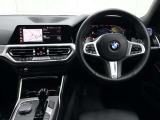 視線の先に自然と情報が集まり必要な操作へスムーズに手が届くBMWならではのコックピット。洗練されたデザインと上質な素材が調和し乗り込んだ瞬間からドライバーの走る歓びを日常に感じる空間です。