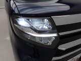 LEDヘッドライト 白く明るい光で夜間走行の安心感を高めます。カスタムグレードは、乗車人数や荷物の量に応じて、照射軸の上下方向を自動調節するオートレベリング機能付です。