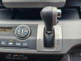 手に馴染むシフトノブで扱いやすく、快適な運転を支えます。