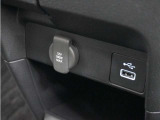 ◆USBチャージャー、12Vの電源ソケット◆使いやすい場所に装備されています。