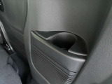 後席運転席側のドリンクホルダー