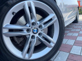●純正17インチアルミホイール:輸入車ならではの卓越した走りを支えるホイールと足回りです!日本車の走りに慣れている方にもぜひ体感して頂きたいほど、高いレベルでまとまっています!
