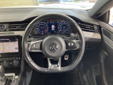 Volkswagen全車共通の上質な本革を使用した手触りのしっとりとしたステアリングです。唯一素肌が触れるハンドルは上位モデルと同じ握り心地になっております。