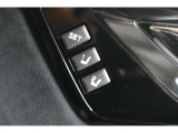 運転席のシートポジション(前後スライド、座面の上下・前後角度、リクライニング角度など)に加え、左右のドアミラーの角度も記憶させることができます。