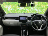 前方に広がる視界と、手の届きやすい位置にまとめられた運転席まわりが印象的です。各種装備を確認しやすい配置で、日々の運転をスムーズに始められます。