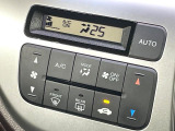 【オートエアコン】一度お好みの温度に設定すれば、車内の温度を検知し風量や温度を自動で調整。暑い&hellip;寒い&hellip;と何度もスイッチ操作をする必要はありません。快適な車内空間には必須の機能ですね♪
