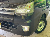 【LEDヘッドライト】悪天候や夜間走行時も良好な視界を確保し安心して運転できる高輝度LEDヘッドライトを装備!点灯速度が早く、消費電力も抑えられています。