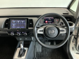 【ハンドル】運転にかかわる様々な操作を安全に行えるように視点移動が少なく操作性に配慮されたスイッチ類が凝縮されたコックピットです。