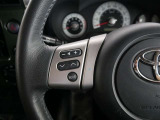 ステアリングスイッチ付き。前方から目を離すことなく操作することが可能です。