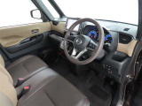 シンプルで使いやすいデザインの運転席です。