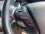 ステアリングスイッチ付きのハンドル!運転に支障をきたすことなくナビ操作が可能です!!
