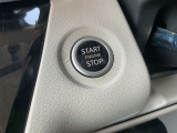 プッシュエンジンスターターです。キーを取り出すことなくブレーキペダルを踏みながらボタンを押すだけでエンジンが始動できます。