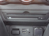 CD/DVD再生プレーヤーとフルセグTVチューナーを装備しています。また、USB端子も備えています。