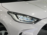 【LEDヘッドライト】悪天候や夜間走行時も良好な視界を確保し安心して運転できる高輝度LEDヘッドライトを装備!点灯速度が早く、消費電力も抑えられています。