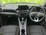 運転席まわりは前方を見渡しやすく、操作部も手の届きやすい位置にまとまっています。シートの形状と落ち着いた色合いが心地よく、毎日の移動もリラックスして過ごせそうです。