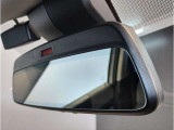 MINIではルームミラーの裏側にETCの車載器が内蔵されており、別途で車載器の購入必要なしで非常にスマート。皆様が驚かれるポイントのでもあります