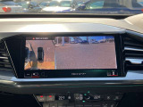 サラウンドビューカメラ装備 車両の4つのカメラから得た映像を合成し、上空から眺めているような映像をモニターに映し出します。車両周辺の歩行者や障害物などの発見に役立ちます。