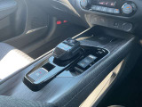 電制シフト。手のひらで包むようにして、手首を軽く動かすだけでシフトできる、マウス感覚のシフト。