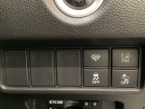 Hondaセンシング用の、VSA(ABS+TCS+横滑り抑制)解除と路外逸脱抑制機能のオンオフスイッチなどはハンドルの右側に装備しています。