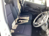 運転席も助手席も広々しています。