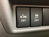 運転支援に関わるスイッチが並び、必要に応じて機能の設定を確認できます。表示の文字やマークがまとまっていて判別しやすく、日々の運転前にも状態を把握しやすい配置です。