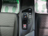 手にフィットするような形状のマウス型のシフトレバーです!ぜひ進化したe-powerの走りをご体感下さい♪