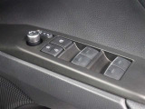 運転席からも操作可能な全席パワーウィンドウが装備されています。