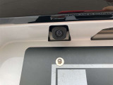 【バックカメラ】後退時に車両後方の映像をモニターに映す機能。目視できない死角を確認でき、衝突事故を防ぎます。駐車が苦手な方だけでなく全てのドライバーに必須の安全装備です。