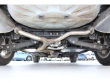 車両の下回り、後方より撮影。マフラーとシャーシに軽微なサビがございますが程度良好です。